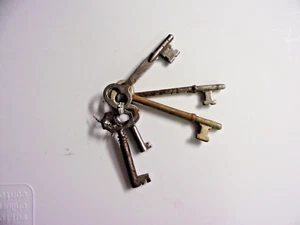 Lot Of Five Vintage Skeleton Keys Various Sizes - Picture 1 of 4