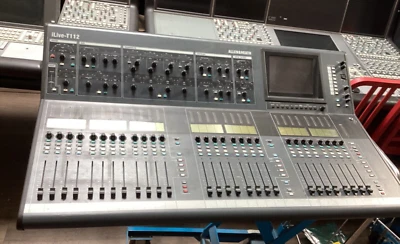 Superficie de mezcla digital Allen & Heath iLive-T112 Foto 1 de 4