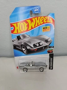 2023 HOT WHEELS HW ROADSTERS '72 CONVERTIBLE STINGRAY #132 1:64 - Imagen 1 de 4