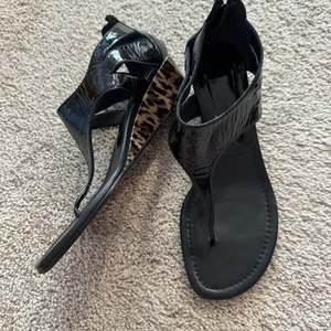 Donald J Pliner Black & Leopard Print Wedge Thong Sandals Women’s Size 7 - Picture 1 of 10