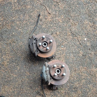 Передние держатели Toyota Starlet с суппортами, дисками и шаровыми шарнирами. - Изображение 1 из 4