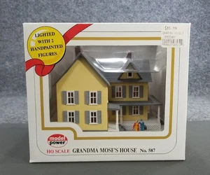 Model Power HO Scale No. 587 GRANDAMA MOSE'S HOUSE Lighted and 2 figurines - Picture 1 of 8