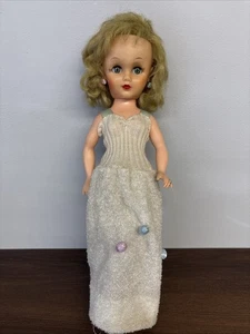 Bambola moda 17" in plastica dura stile anni 50 vintage - Foto 1 di 11