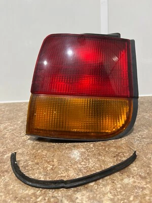 Luz trasera derecha del lado del pasajero Mitsubishi Expo LRV 1993 Foto 1 de 4