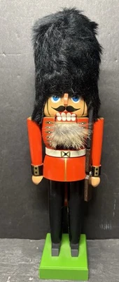 Soldado de madera cascanueces alemán Erzgebirgische Volkskunst de colección con rifle 12" Foto 1 de 4