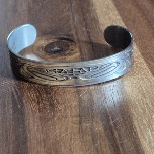 Gitxsan Daniel Yunkws Zinn Armreif Armband Wolf Symbol einzigartiger Macht - Bild 1 von 8