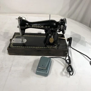 VINTAGE HUDSON SEWING MACHINE BEAUTIFUL OUTSTANDING CONDITION NO CASE - Picture 1 of 10