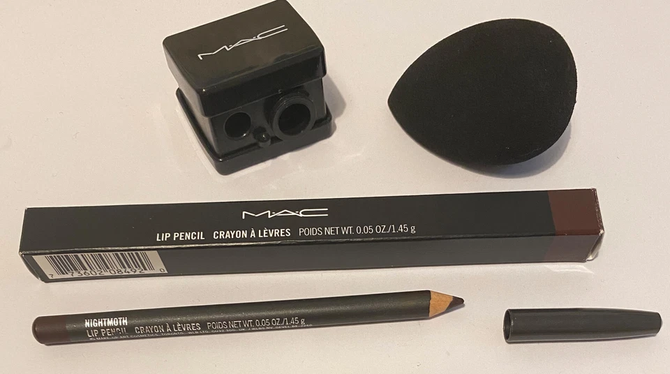 Wednesday Netflix Nightmoth Mac Cosmetics Lip Pencil/Sharpener/Beauty Blender - Bild 1 von 1