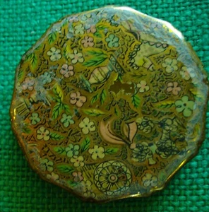 KIGU Wheel of Beauty Powder Compact Gold Tone Scalloped Edge Mechanical ENGLAND - Picture 1 of 4