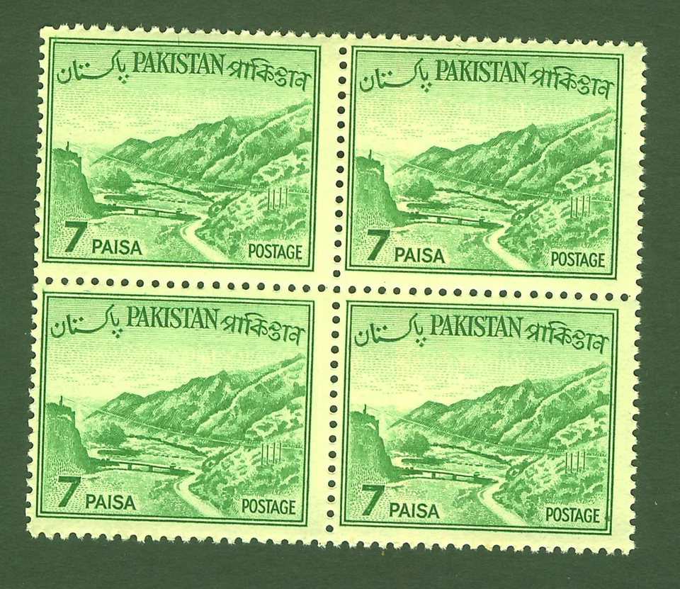 Pakistan 1961 SG135 7 paisa Emrald Green Block of 4 stamps MNH - Image 1 of 1