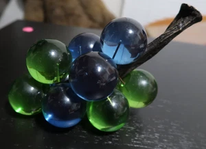 Vintage Lucite Grapes Cluster Blue & Green Mid Century Modern 8" - Picture 1 of 12