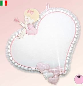 FIOCCO NASCITA COCCARDA FUORI PORTA RICAMARE PUNTO CROCE FATINA SU CUORE ROSA - Foto 1 di 1