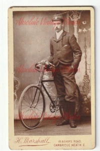 ALTES CDV FOTO JUNGER MANN MIT FAHRRAD H. MARSHALL CAMBRIDGE HEIDE UM 1890 - Bild 1 von 2