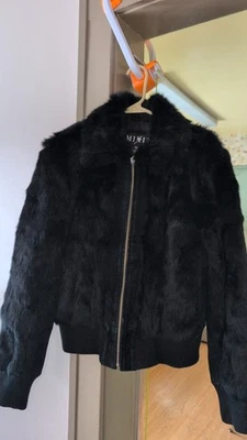 Chaqueta de bombardero de piel de conejo negra Y2K para mujer talla pequeña cuero genuino ribete cremallera Foto 1 de 4