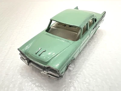 Coche de colección Dinky Toys Dodge Royal Sedán - verde claro Foto 1 de 4