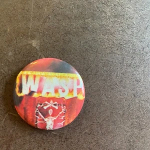 WASP vintage W.A.S.P. "Pin de insignia de botón de heavy metal años 80 música 1,25" - Imagen 1 de 2