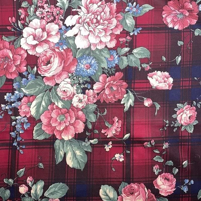 Cuadros rojos con impresionantes rosas de algodón por Joan Kessler para Concord Hecho en EE. UU. 4 yardas Foto 1 de 3