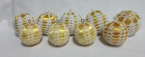 9 Ornamenti vintage fatti a mano all'uncinetto da appendere oro raso 3"-4" nucleo della nonna - Foto 1 di 8