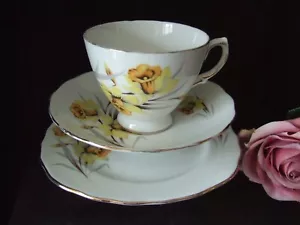 Platillo de taza de té vintage Crown Royal Bone China trío y plato diseño de narcisos - Imagen 1 de 7