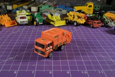 Maisto Tonka 2000 orange articulated Waste Management truck diecast/plastic - Image 1 of 4