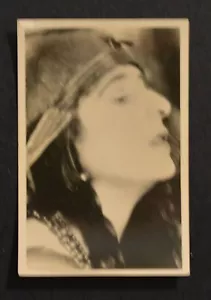 1928 National Types of Beauty #29 Yugo-Slavia VGEX Tabak - Bild 1 von 2