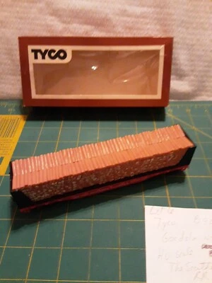 Vintage Tyco B900 brown Box Gondola NG Pipes HO SCALE Freight Car Lot#6 Hongkong - Image 1 of 4