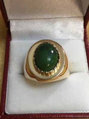 Anillo pesado de jade verde natural de oro amarillo de 18 quilates para hombre Foto 1 de 4
