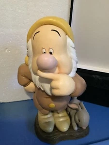 Catálogo DISNEY DIRECT Exclusivo SNEEZY 13” Figura Grande NUEVA Blancanieves y Siete Enanitos - Imagen 1 de 8