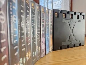 THE X FILES - Lotto 18 VHS + Contenitore da Collezione - Ottime Condizioni! - Foto 1 di 22