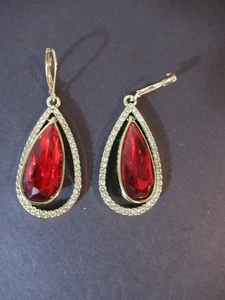 Pendientes colgantes tono plata con cuentas de lágrima roja rubí diamantes de imitación transparentes - Imagen 1 de 6