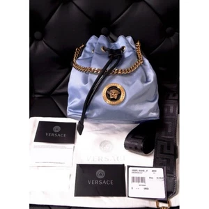 NUEVO $1,100 VERSACE Azul Nylon Cordón DORADO LOGOTIPO MEDUSA BOLSO CORREA DALIA GRECA - Imagen 1 de 20