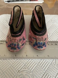 ANTIQUE BISQUE DOLL OR CHILD's PR OF BEAUTIFUL JAPANESE SILK SHOES SIZE 135X50mm - Picture 1 of 7