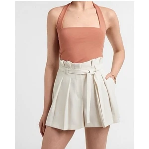 Pantaloncini eleganti Express Super High Rise panna beige plissettati con cintura taglia 8 sacchetto di carta - Foto 1 di 16