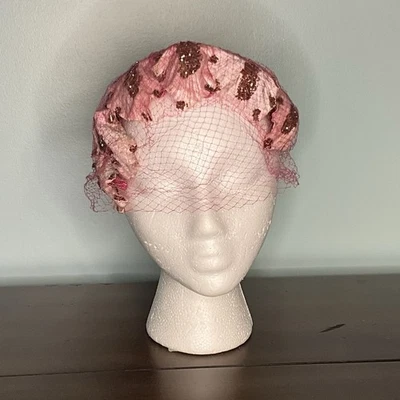 Винтажный 1950-х розовый цветочный лепесток полумесяц шляпа с вуалью - союз сделано стиль 291639 - Изображение 1 из 4