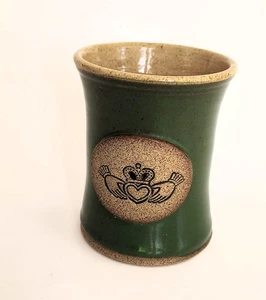 Pottery Claddagh tea coffee mug artist signed green Irish Celtic folk art - Bild 1 von 9
