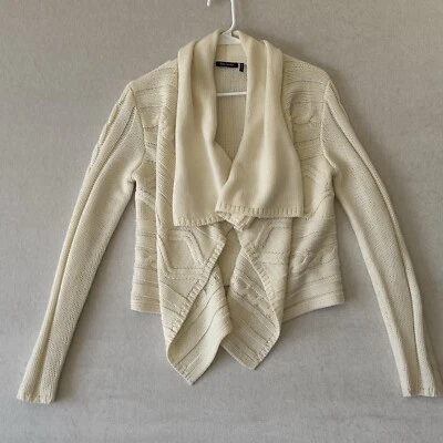 PRECIOSO SUÉTER DAISY FUENTES - Beige - Tejido con cable - FRENTE ABIERTO - TALLA M Foto 1 de 4