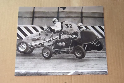 Buzz Barton IMPRESCINDIBLE VER Fumar un cigarro en un enano coche de carreras/destrucción 1947 8x10 blanco y negro Foto 1 de 4