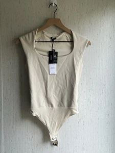 Neu mit Etikett Express Body Contour Kunstleder U-Ausschnitt Flügelärmel Body creme XS - Bild 1 von 6