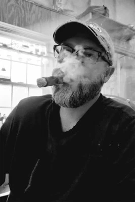 Retrato de un hombre fumando un cigarro impresión arte de pared decoración del hogar - PÓSTER 20x30 Foto 1 de 4