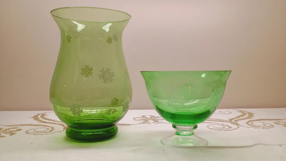 Jarrón cuenco pedestal de vidrio verde Navidad copo de nieve grabado cristal FTD Foto 1 de 4