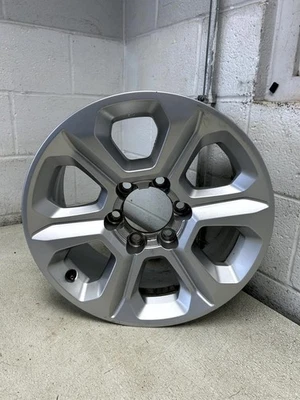 Toyota 4 Runner 2022 rueda 17x7 6 radios sólidos estado A plateado OEM Foto 1 de 4