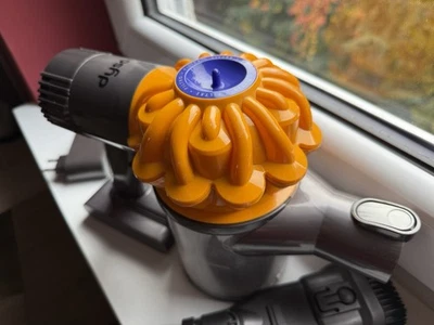 Dyson V7 Kabelloser Staubsauger - Grau/Orange - Funktioniert zu 100% - Bild 1 von 4