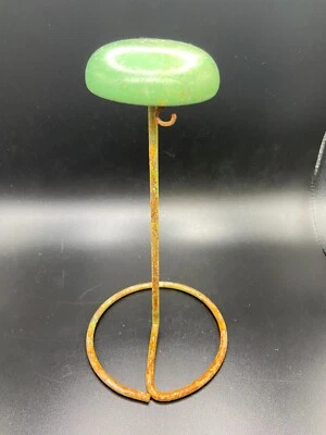 Antiguo soporte para sombrero de metal y madera con gancho Foto 1 de 4