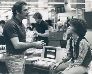 1980 Press Photo Movie Director Sydney Pollack With Sally Field - Bild 1 von 2