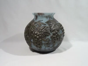 Antico Vaso Sfera Pasta Di Vetro Lorrain Latta Motivo Decorativo Uva Promsy Arte - Picture 1 of 12