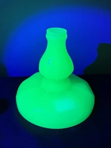Base lampada opalina vetro uranio con adesivo - Foto 1 di 9
