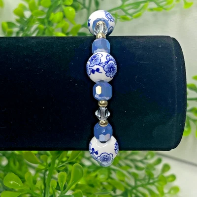 Pulsera con cuentas a mano azul y blanco floral azul vidrio con cierre de langosta Foto 1 de 4