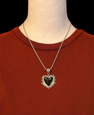 Collar Sagrado Corazón, Collar Corazón, Joyería Gótica, Memento Mori, Corazón Ardiente Foto 1 de 4