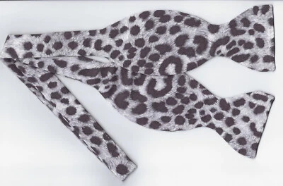 Pajarita Leopardo de las Nieves, Blanco y Negro Carbón, Animal Exótico, Pajarita Autoatada Foto 1 de 4