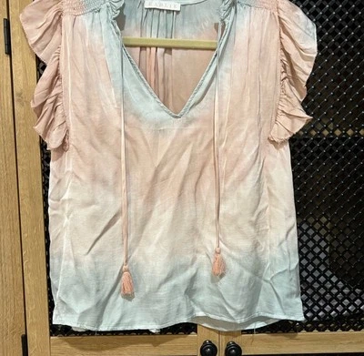 Top borla manga corta con volantes sedosos tie-dye junto al mar de acuarela marca Karlie L Foto 1 de 4